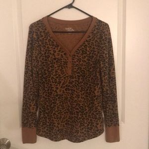 V-neck leopard/cheetah print thermal